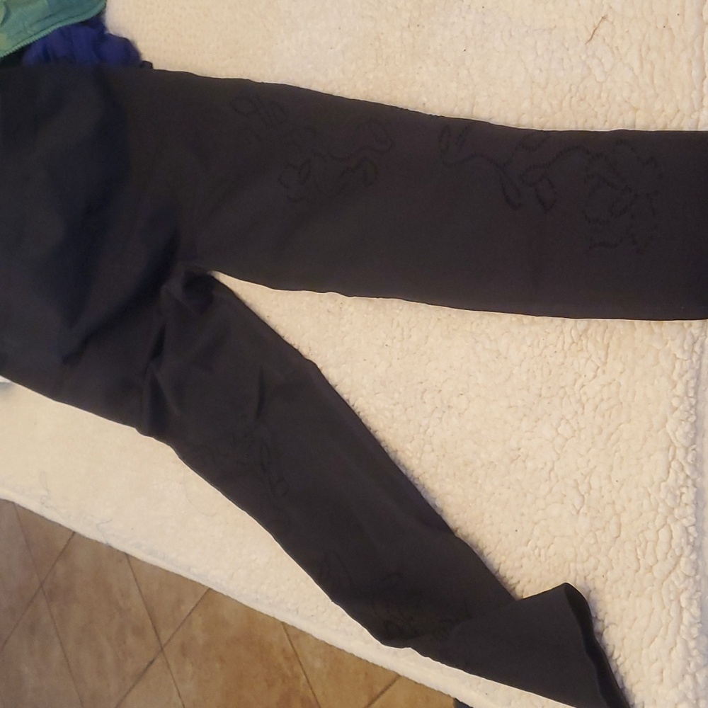 Fun die cut design, seamless fabletics leggings